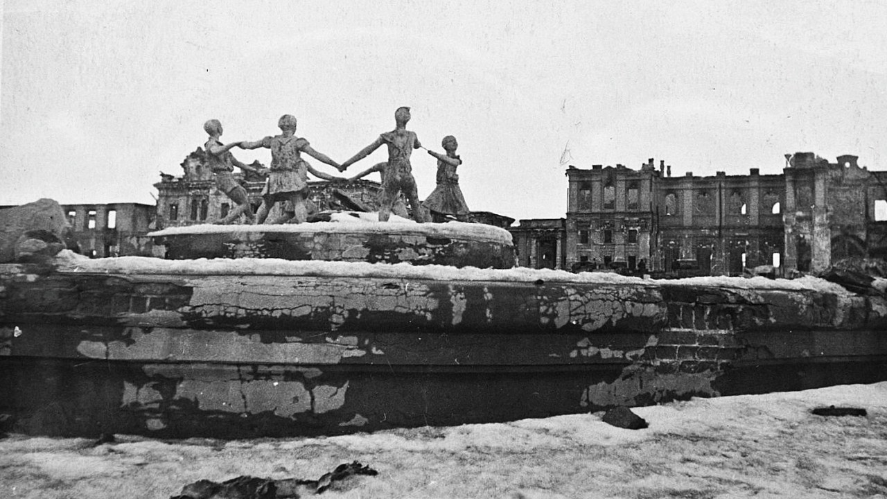 A fonte Barmaley, um dos símbolos de Stalingrado, logo após a batalha