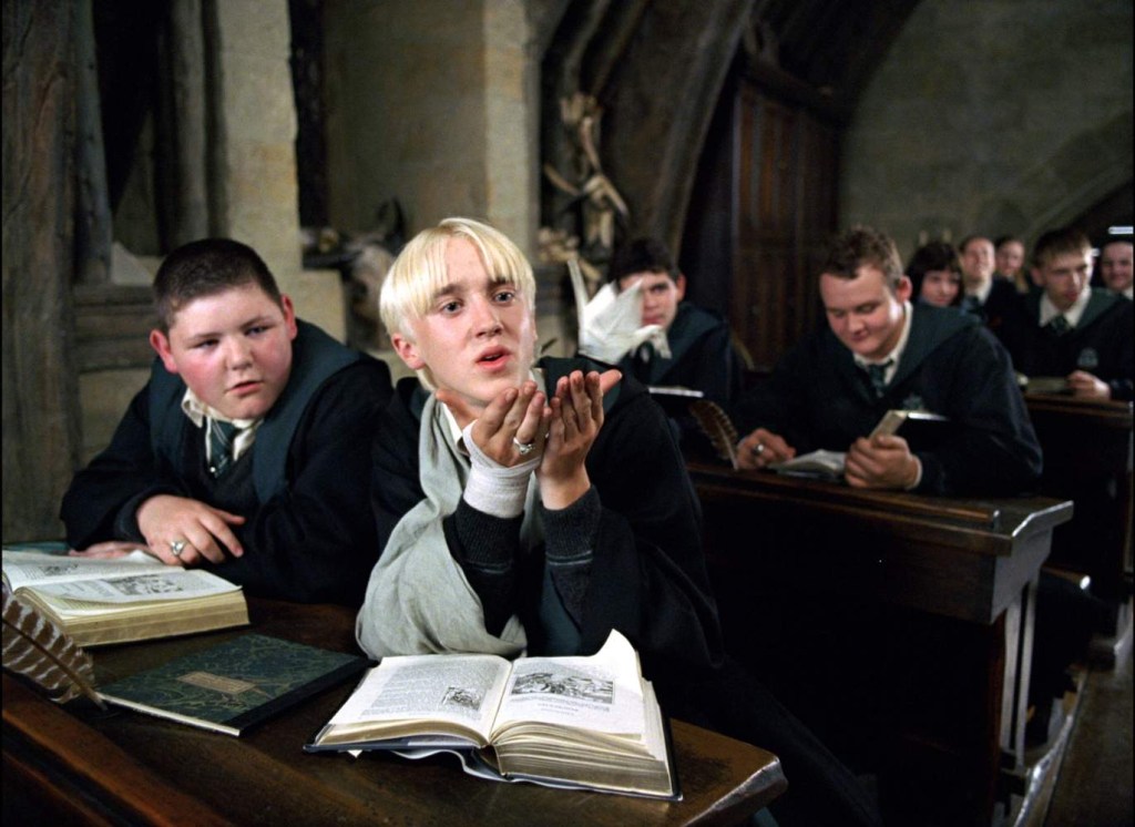 Cena do filme 'Harry Potter', com foco no personagem Draco Malfoy