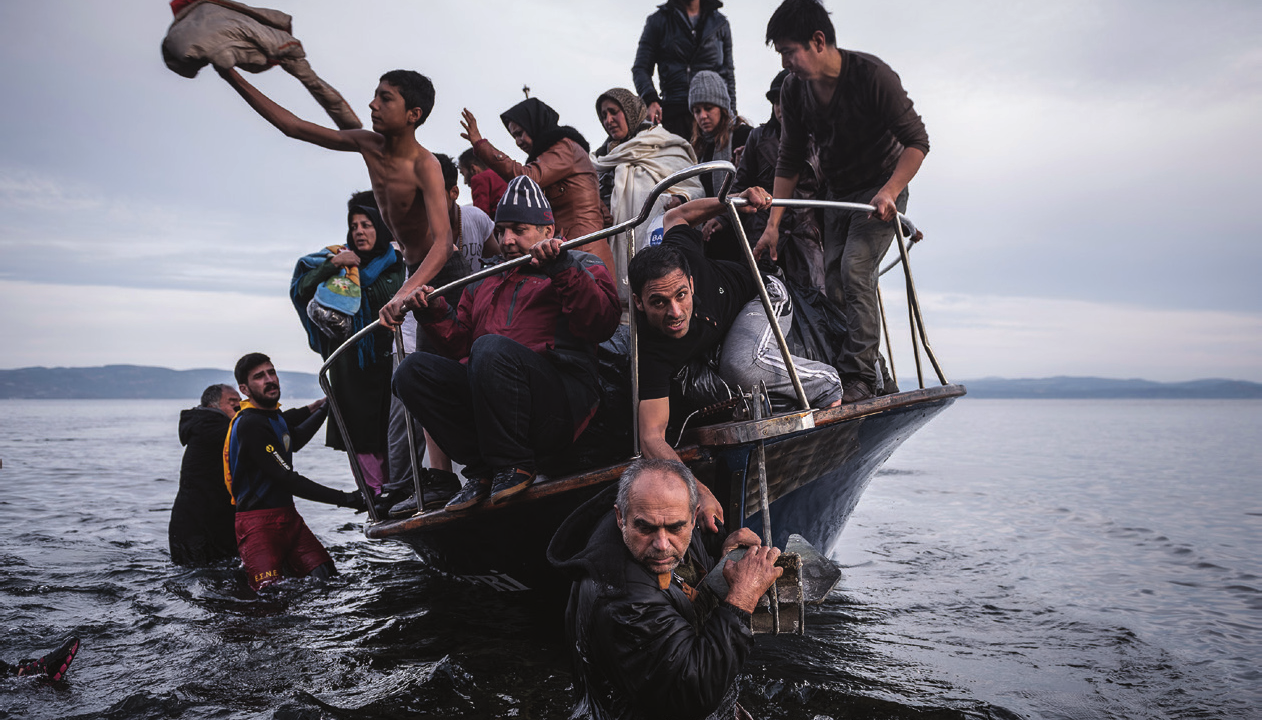 Centenas de imigrantes e refugiados chegam diariamente nas ilhas da Grécia, que ficaram superlotadas de imigrantes durante a crise de refugiados de 2015. A Grécia é uma das principais rotas para quem busca refúgio na Europa pelo mar