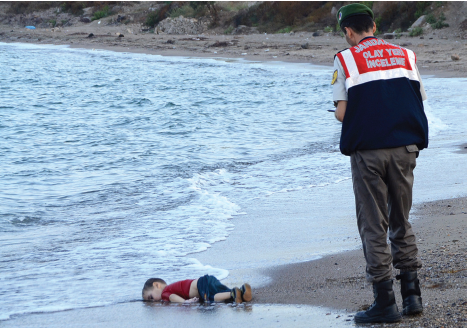 O garoto sírio Aylan Kurdi jogado de bruços em uma praia na costa da Turquia se tornou uma triste representação da crise dos refugiados de 2015 O garoto sírio Aylan Kurdi jogado de bruços em uma praia na costa da Turquia se tornou uma triste representação da crise dos refugiados de 2015