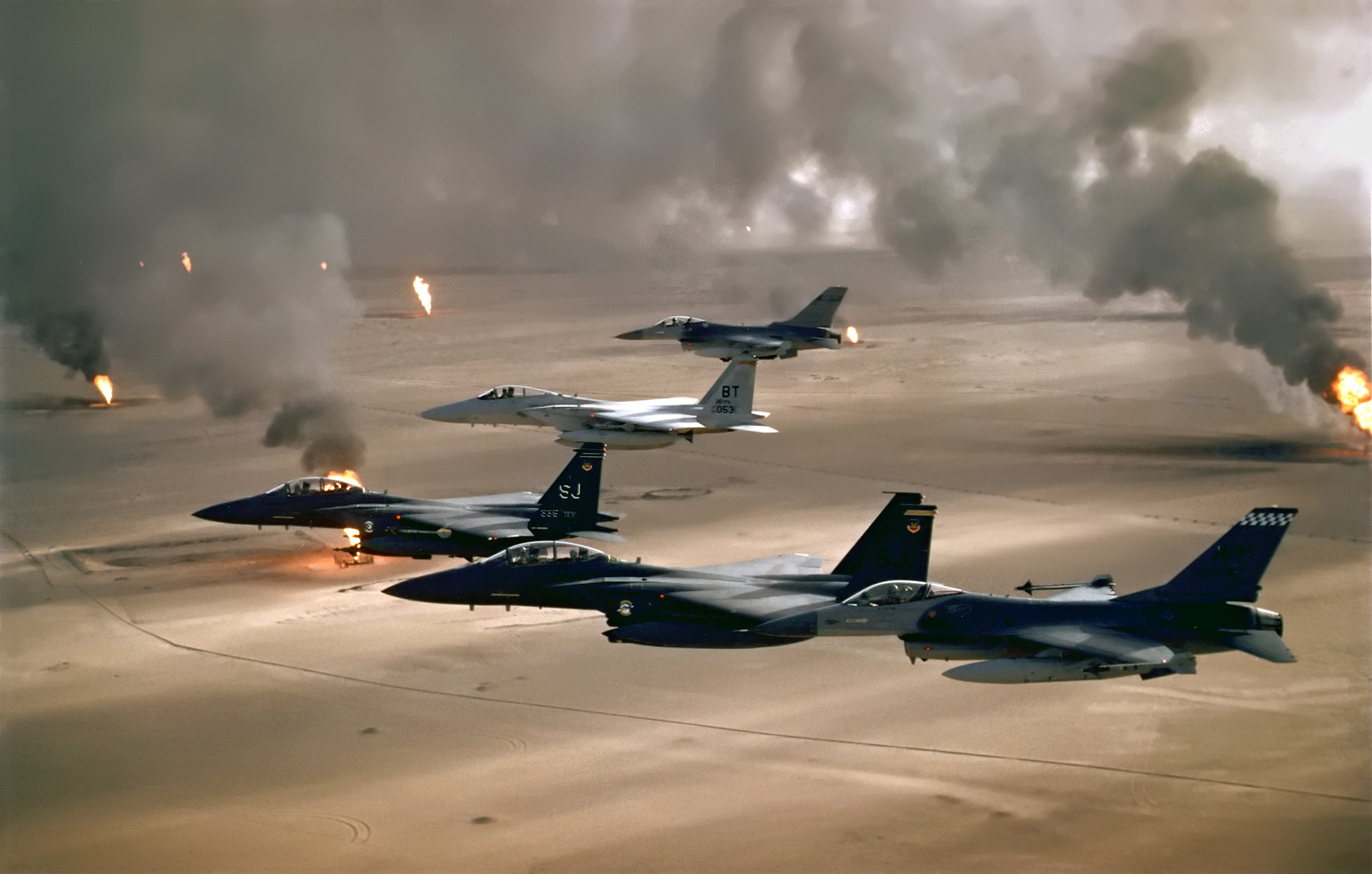 Aeronaves americanas sobrevoando regiões bombardeadas do Kuwait