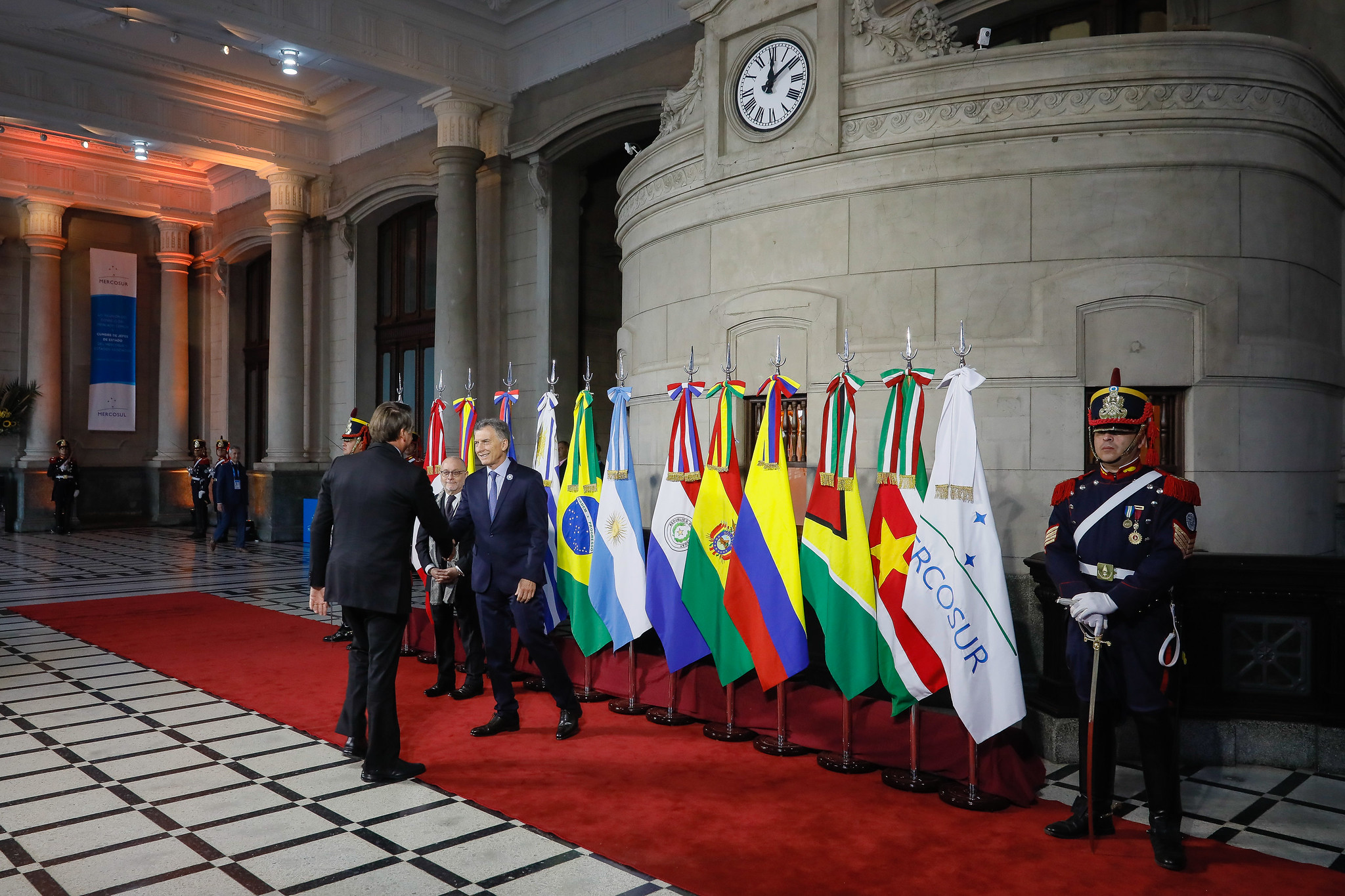 Jair Bolsonaro cumprimenta o Presidente da República Argentina, Mauricio Macri, em encontro anual de líderes de Estados do Mercosul