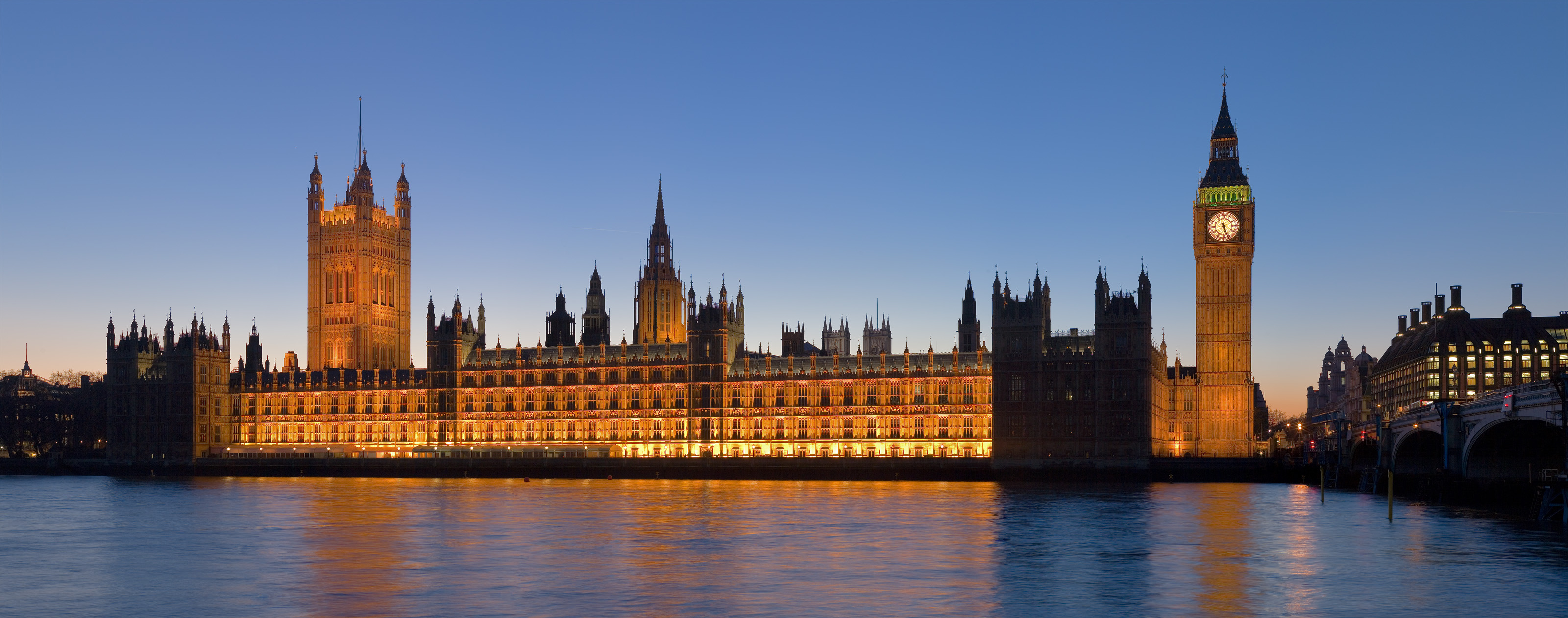 O Palácio ao fundo foi palco de um dos ataques orquestrados pelo Estado Islâmico na Inglaterra em 2017. O atentado começou na Ponte Westiminster, à direita O Palácio ao fundo foi palco de um dos ataques orquestrados pelo Estado Islâmico na Inglaterra em 2017. O atentado começou na Ponte Westiminster, à direita