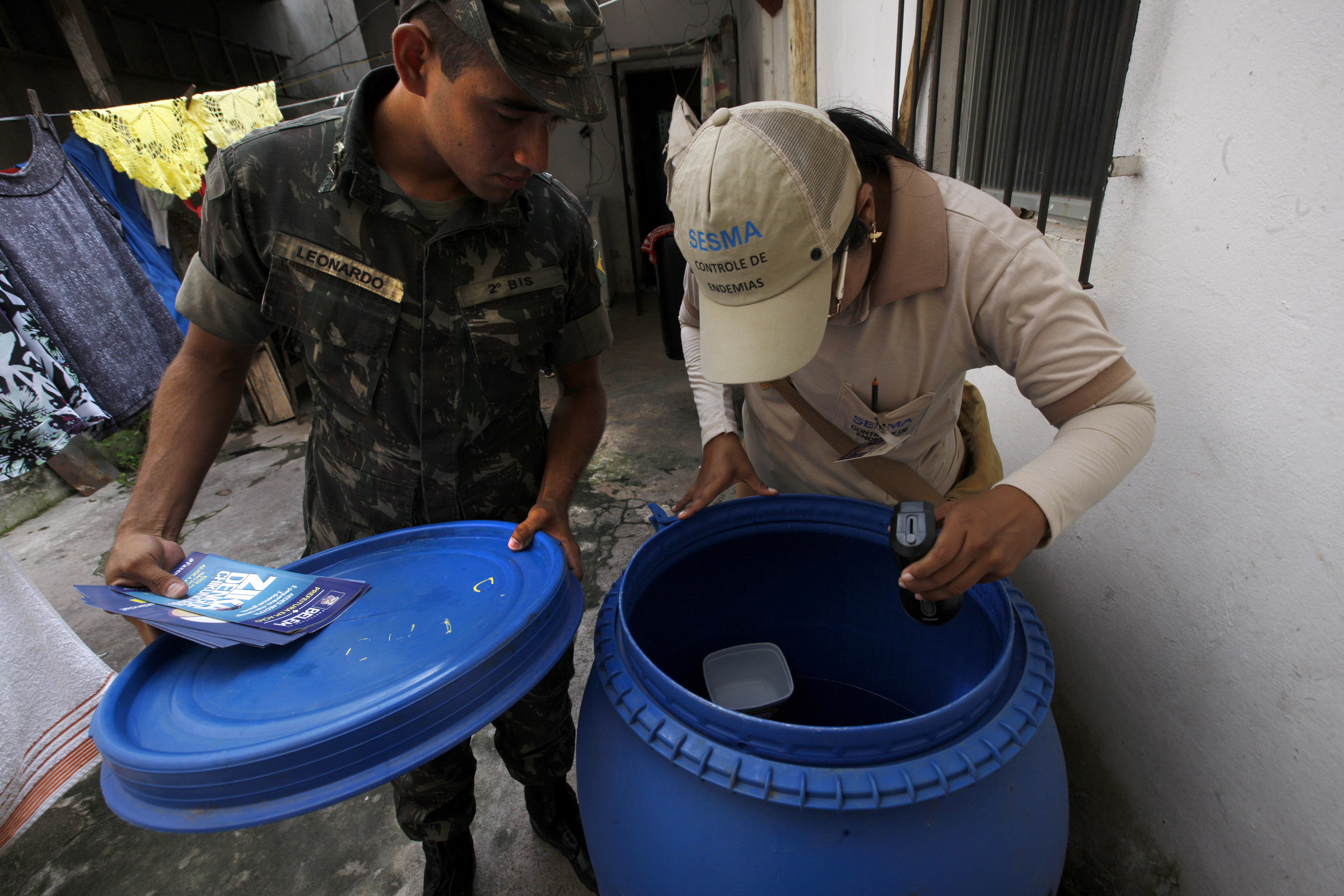 Ação de prevenção do Governo do Estado do Pará, Secretaria Estadual de Saúde e Forças Armadas, que vai de casa em casa distribuindo material educativo de combate ao mosquito e fiscalizando possíveis foco para o desenvolvimento do mosquito