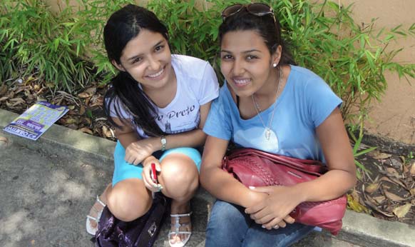 As candidatas Olivia Batista, 18 anos, e Vanessa Maceda, 17 anos