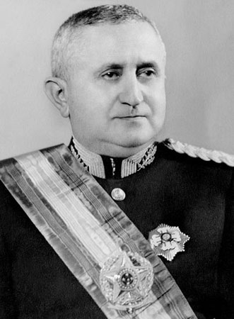 Ex-ministro da Guerra de Vargas, Dutra vence as eleições e instala uma Assembleia Constituinte, que promulga a quinta Constituição brasileira. Mais democrática, ela estabelecia um mandato presidencial de cinco anos, liberdade de expressão e autonomia administrativa para estados e municípios. No plano econômico, adotou o liberalismo e lançou o Plano Salte, que previa investimento em saúde, alimentação, transporte e energia. Mas o projeto não deu certo por falta de recursos. Ex-ministro da Guerra de Vargas, Dutra vence as eleições e instala uma Assembleia Constituinte, que promulga a quinta Constituição brasileira. Mais democrática, ela estabelecia um mandato presidencial de cinco anos, liberdade de expressão e autonomia administrativa para estados e municípios. No plano econômico, adotou o liberalismo e lançou o Plano Salte, que previa investimento em saúde, alimentação, transporte e energia. Mas o projeto não deu certo por falta de recursos.