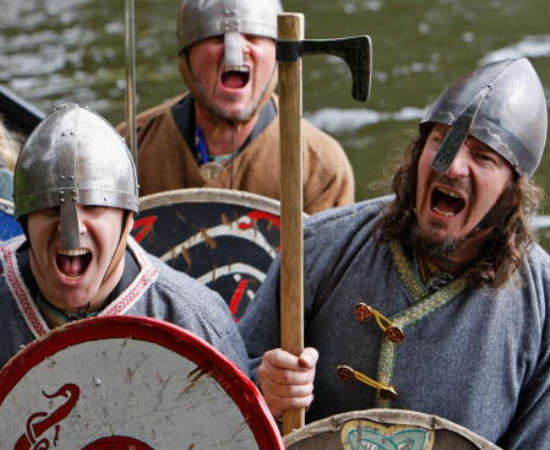 Por incrível que pareça, a Nottingham University não é a única instituição que oferece um bacharelado em estudos vikings. Este curso também aparece em instituições sérias do Reino Unido e do resto da Europa, e é focado na história e desenvolvimento dos povos que existiam durante as invasões bárbaras. Foto: Getty Images Por incrível que pareça, a Nottingham University não é a única instituição que oferece um bacharelado em estudos vikings. Este curso também aparece em instituições sérias do Reino Unido e do resto da Europa, e é focado na história e desenvolvimento dos povos que existiam durante as invasões bárbaras. Foto: Getty Images