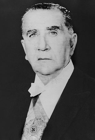 Afastado por problemas de saúde, Costa e Silva foi substituído por uma junta militar por dois meses. Depois desse período, o Congresso foi reaberto para que os parlamentares pudessem oficializar a escolha do novo presidente, que ficou sendo Médici. Seu mandato ficou conhecido como os anos de chumbo, marcado pela tortura e desaparecimento de opositores. Nesse período, entre 1969 e 73, aconteceu o chamado milagre econômico, em que o Brasil cresceu 1,1% ao ano. Mas a dívida externa passou de 3,5 bilhões para 17 bilhões de dólares. Afastado por problemas de saúde, Costa e Silva foi substituído por uma junta militar por dois meses. Depois desse período, o Congresso foi reaberto para que os parlamentares pudessem oficializar a escolha do novo presidente, que ficou sendo Médici. Seu mandato ficou conhecido como os anos de chumbo, marcado pela tortura e desaparecimento de opositores. Nesse período, entre 1969 e 73, aconteceu o chamado milagre econômico, em que o Brasil cresceu 1,1% ao ano. Mas a dívida externa passou de 3,5 bilhões para 17 bilhões de dólares.