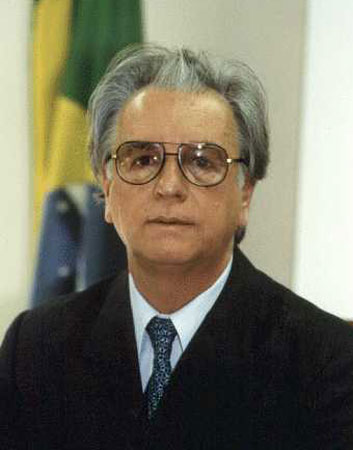 Em 1994, com Fernando Henrique no Ministério da Fazenda, ele anunciou o Plano Real, novo plano econômico que visava conter a inflação e instituía uma nova moeda: o real, com valor cambial fixado em estreita paridade com o dólar. Funcionou e isso abriu caminho para a eleição de FHC. Em 1994, com Fernando Henrique no Ministério da Fazenda, ele anunciou o Plano Real, novo plano econômico que visava conter a inflação e instituía uma nova moeda: o real, com valor cambial fixado em estreita paridade com o dólar. Funcionou e isso abriu caminho para a eleição de FHC.