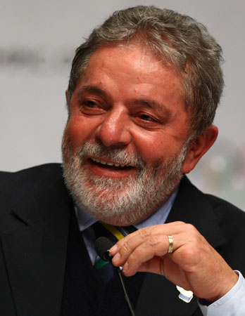 Depois de perder a primeira eleição da democracia para Collor e outras duas para Fernando Henrique, Lula chega ao poder com uma votação recorde de 50 milhões de votos.