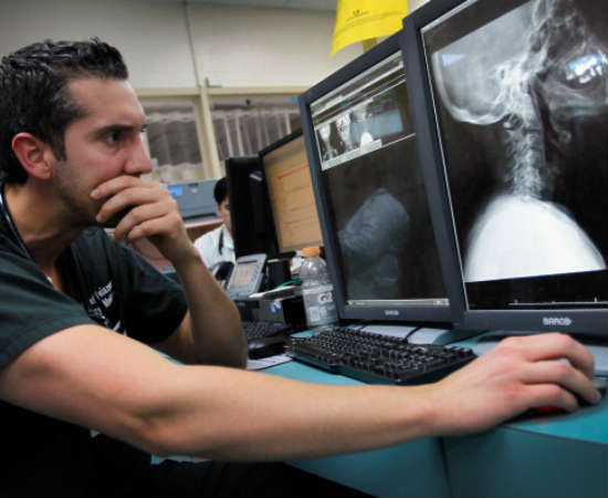 É o médico responsável por exames radiológicos e diagnóstico por meio de imagens. São esses profissionais que executam exames de raio-x em caso de enfermidade ou fratura. Foto: Getty Images É o médico responsável por exames radiológicos e diagnóstico por meio de imagens. São esses profissionais que executam exames de raio-x em caso de enfermidade ou fratura. Foto: Getty Images