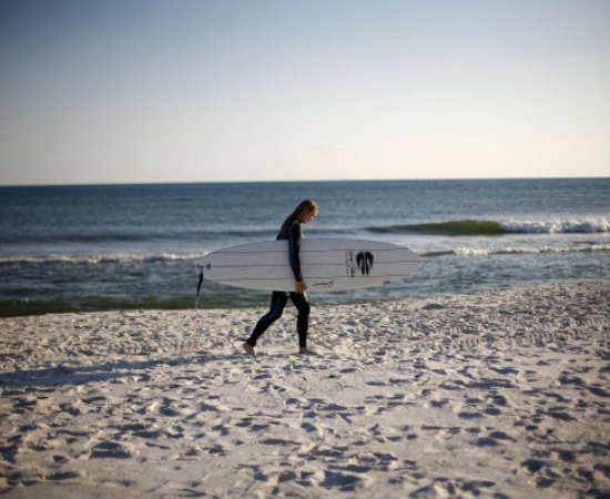 Da manutenção de uma prancha até o estudo das melhores ondas do mundo, este bacharelado permite que o aluno entenda o surfe como um negócio. E é claro que o curso conta com muitas aulas práticas! Foto: Getty Images