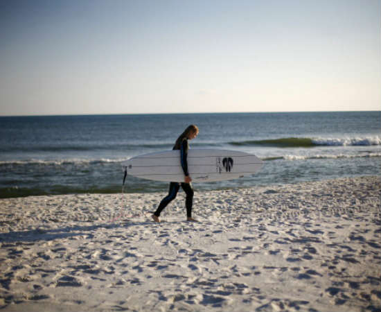 Da manutenção de uma prancha até o estudo das melhores ondas do mundo, este bacharelado permite que o aluno entenda o surfe como um negócio. E é claro que o curso conta com muitas aulas práticas! Foto: Getty Images Da manutenção de uma prancha até o estudo das melhores ondas do mundo, este bacharelado permite que o aluno entenda o surfe como um negócio. E é claro que o curso conta com muitas aulas práticas! Foto: Getty Images