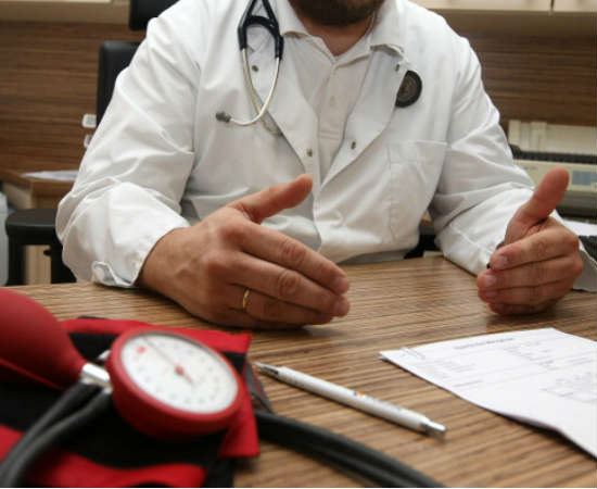 É o médico que cuida do organismo em geral. Também é chamado de Clínico Geral. Foto: Getty Images