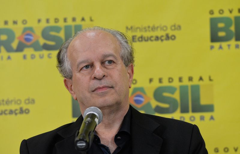 Ministro da educação comemora adesão parcial do Enem pela USP