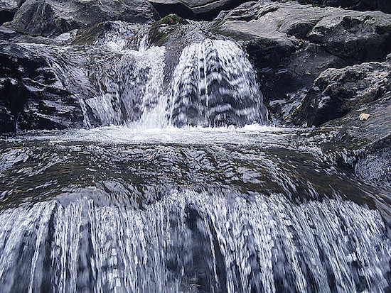 A importância da água para a vida na Terra e a ligação, a estrutura e as propriedades da água.