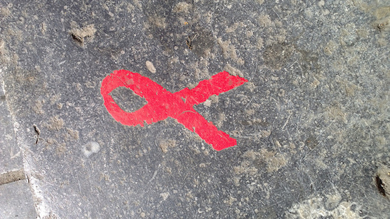 Ainda sem cura, a AIDS continua a ser um grande desafio para a saúde global. Estima-se que cerca de 33 milhões de pessoas em todo o mundo vivem com a doença. No momento, o trabalho dos governos é frear a transmissão do vírus e identificar e tratar os infectados. (Foto: Creative Commons)