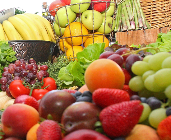 2 - Alimente-se de forma balanceada. É importante comer frutas, cereais, legumes, verduras e proteínas.