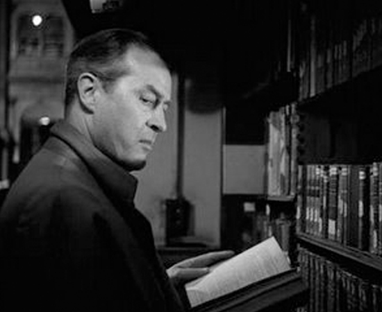 Dr. Allan Fields é um físico nuclear que trabalha para o governo dos EUA, no filme O LADRÃO SILENCIOSO (1952). No entanto, ele também atua como espião de uma organização secreta. Dr. Allan Fields é um físico nuclear que trabalha para o governo dos EUA, no filme O LADRÃO SILENCIOSO (1952). No entanto, ele também atua como espião de uma organização secreta.