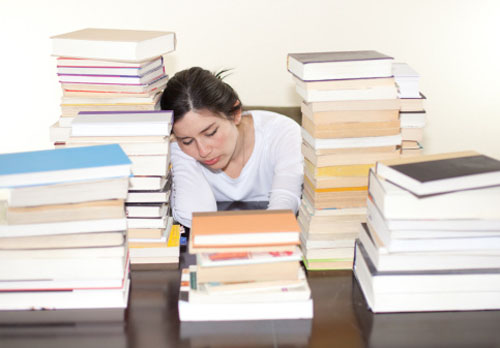 aluna-dormindo-muitas-pilhas-livros.jpg