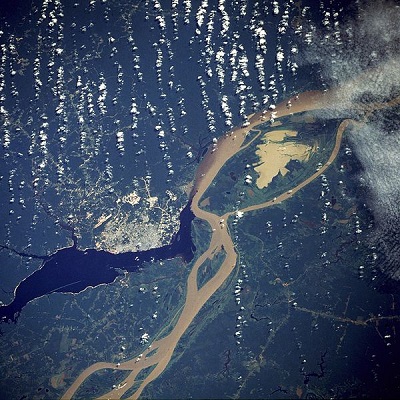 O Brasil tem a maior reserva de água doce do planeta - cerca de 13% de todas as fontes existentes no mundo. A maior parte desse bem preciso está nos rios da Amazônia. (Foto: Wikimedia Commons)