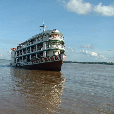 Por falar nele, a bacia do rio Amazonas é a maior bacia fluvial do mundo, atingindo uma área de 7 milhões de quilômetros quadrados. São 25 mil quilômetros de vias navegáveis. (Foto: Wikimedia Commons)