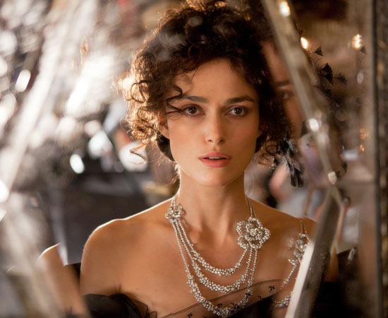 Baseado no livro homônimo de Liev Tolstói (mesmo autor de -Guerra e Paz-), Anna Karenina (2012) mostra a Rússia Czarista, no ambiente de século XIX, antes da Revolução Russa. O filme aborda questões como propriedades de terra, a Rússia Imperial, adultério e divórcio. Indicado aos prêmios de melhor Design de produção, Fotografia, Trilha Sonora Original e Figurino. ESTUDE: IMPÉRIO RUSSO. (imagem: reprodução) Baseado no livro homônimo de Liev Tolstói (mesmo autor de -Guerra e Paz-), Anna Karenina (2012) mostra a Rússia Czarista, no ambiente de século XIX, antes da Revolução Russa. O filme aborda questões como propriedades de terra, a Rússia Imperial, adultério e divórcio. Indicado aos prêmios de melhor Design de produção, Fotografia, Trilha Sonora Original e Figurino. ESTUDE: IMPÉRIO RUSSO. (imagem: reprodução)