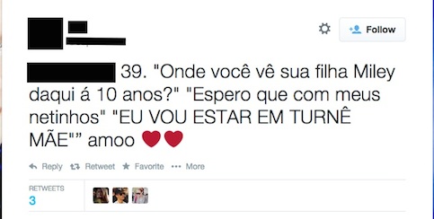 Não há crase antes de numerais cardinais. Portanto, o correto no tweet seria Daqui a 10 anos.