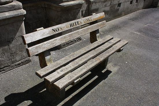 Hendrik Verwoerd, um dos membros do Partido Nacional Africânder, foi o responsável por arquitetar o apartheid. Foi ele que desenvolveu a idéia de separar o uso de locais públicos, como cinemas, restaurantes, hotéis e ônibus, entre integrantes de raças diferentes. Negros, mestiços e indianos precisavam de passaportes para circular pelo país, enquanto a população branca tinha o direito de ir e vir garantido. Além disso, os brancos recebiam verbas 20 vezes maiores para a educação e salários 15 vezes mais altos que o restante da população. (Foto: Wikimedia Commons) Hendrik Verwoerd, um dos membros do Partido Nacional Africânder, foi o responsável por arquitetar o apartheid. Foi ele que desenvolveu a idéia de separar o uso de locais públicos, como cinemas, restaurantes, hotéis e ônibus, entre integrantes de raças diferentes. Negros, mestiços e indianos precisavam de passaportes para circular pelo país, enquanto a população branca tinha o direito de ir e vir garantido. Além disso, os brancos recebiam verbas 20 vezes maiores para a educação e salários 15 vezes mais altos que o restante da população. (Foto: Wikimedia Commons)