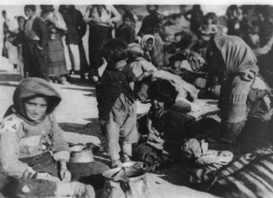 Dois milhões de vítimas. Esse é o saldo total do genocídio que ocorreu na Turquia, entre 1915 e 1917. Desses, 1,5 milhão foram assassinados, enquanto 500 mil pessoas foram deportadas. O autor do crime? O Império Otomano, hoje Turquia, que ainda nega o massacre. (Foto: Wikimedia Commons) Dois milhões de vítimas. Esse é o saldo total do genocídio que ocorreu na Turquia, entre 1915 e 1917. Desses, 1,5 milhão foram assassinados, enquanto 500 mil pessoas foram deportadas. O autor do crime? O Império Otomano, hoje Turquia, que ainda nega o massacre. (Foto: Wikimedia Commons)