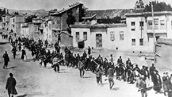 Os armênios eram expulsos de suas casas e guiados até um deserto, onde os sobreviventes eram deixados para morrer. Durante o percurso, eram mortos, roubados e as mulheres eram estupradas. (Foto: Wikimedia Commons)