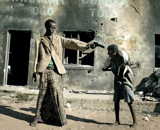 O curta-metragem de 18 minutos retrata o ambiente em guerra da Somália e conta a história de um menino que deve optar entre a pirataria ou a vida honesta como pescador. Todos os atores são somalis que fugiram para campos de refugiados. Indicado ao Oscar de Melhor Curta-metragem. ESTUDE: COLONIZAÇÃO AFRICANA, PIRATARIA NA SOMÁLIA. (imagem: reprodução)