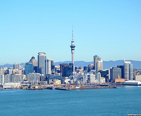 Com menos de 5 milhões de habitantes, a Nove Zelândia vai muito bem em diversos fatores de desenvolvimento humano. O país tem ótima educação pública e algumas das cidades mais com melhor qualidade de vida do planeta, como Auckland. (Foto: Wikimedia Commons)