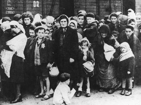 No sul da Polônia, Auschwitz era o mais cruel campo de extermínio da Europa. Para lá eram levados judeus de todas as partes do velho continente - França, Holanda, Romênia, Hungria, Itália, Grécia, União Soviética, Iugoslávia. Os primeiros a ser mortos foram os cidadãos de Auschwitz, cuja população era formada por 80% de judeus. No sul da Polônia, Auschwitz era o mais cruel campo de extermínio da Europa. Para lá eram levados judeus de todas as partes do velho continente - França, Holanda, Romênia, Hungria, Itália, Grécia, União Soviética, Iugoslávia. Os primeiros a ser mortos foram os cidadãos de Auschwitz, cuja população era formada por 80% de judeus.