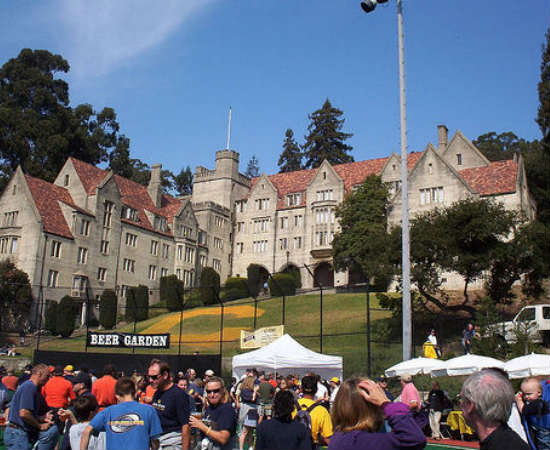 Este é o campus mais antigo da Universidade da Califórnia, e também o mais prestigiado. Foi a escola de Steve Wozniak, cofundador da Apple, e do criador da bomba atômica, J. Robert Oppenheimer. Por conta disso, a universidade teve grande relevância durante a Segunda Guerra Mundial. Até hoje, Berkeley divide a coordenação dos laboratórios de energia nacional dos Estados Unidos. Este é o campus mais antigo da Universidade da Califórnia, e também o mais prestigiado. Foi a escola de Steve Wozniak, cofundador da Apple, e do criador da bomba atômica, J. Robert Oppenheimer. Por conta disso, a universidade teve grande relevância durante a Segunda Guerra Mundial. Até hoje, Berkeley divide a coordenação dos laboratórios de energia nacional dos Estados Unidos.