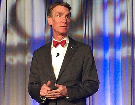 Artista e apresentador de TV, Bill Nye foi também cientista da Nasa e engenheiro aeroespacial. Ele é também mecânico da empresa de aviação Boeing, onde atuou na fabricação de válvulas de ajuste de pressão do modelo 747. (Foto: Wikimedia Commons)