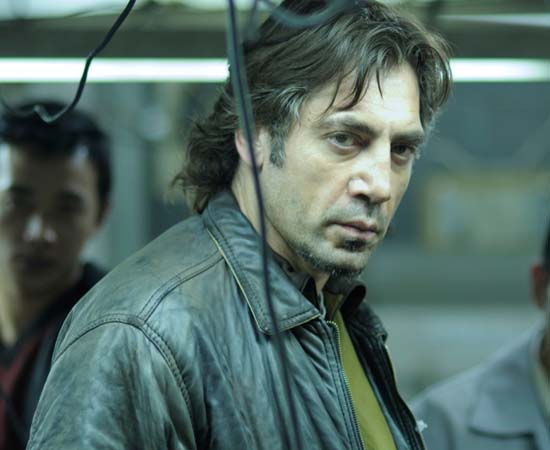 BIUTIFUL (2010) - Dirigido por Iñarritu. A obra conta a história de Uxbal, que vive em um bairro pobre de Barcelona e explora imigrantes ilegais chineses e africanos, vendendo no mercado negro produtos feitos com mão de obra barata. BIUTIFUL (2010) - Dirigido por Iñarritu. A obra conta a história de Uxbal, que vive em um bairro pobre de Barcelona e explora imigrantes ilegais chineses e africanos, vendendo no mercado negro produtos feitos com mão de obra barata.