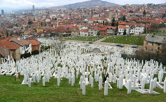 O século 20 estava acabando quando 200 mil bósnios foram mortos, na maioria muçulmanos que eram discriminados por causa da religião. Cerca de 40 mil mulheres bósnias foram estupradas. As atrocidades cometidas por milícias e pelo exército da Sérvia só acabaram em 1995.