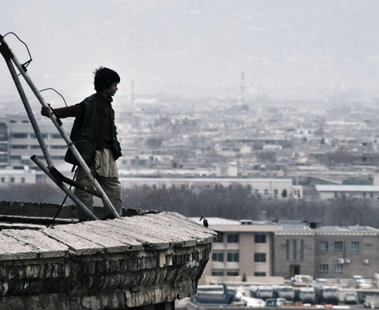 Dois meninos no Afeganistão, um filho de um ferreiro e o outro um órfão que vive nas ruas, sonham em vencer um popular e feroz jogo de polo. O curta-metragem de 28 minutos retrata a realidade brutal do país devastado pela guerra. Indicado ao Oscar de Melhor Curta-metragem. ESTUDE: GUERRA DO AFEGANISTÃO. (imagem: reprodução) Dois meninos no Afeganistão, um filho de um ferreiro e o outro um órfão que vive nas ruas, sonham em vencer um popular e feroz jogo de polo. O curta-metragem de 28 minutos retrata a realidade brutal do país devastado pela guerra. Indicado ao Oscar de Melhor Curta-metragem. ESTUDE: GUERRA DO AFEGANISTÃO. (imagem: reprodução)