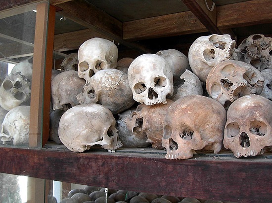 Poucos líderes comunistas foram mais violentos do que Pol Pot, que governou o Camboja entre 1975 e 1979. Durante o período, ¼ da população do país morreu. Chineses foram proibidos de viver no país, muçulmanos eram obrigados a comer carne de porco e os vietnamitas foram exterminados. Poucos líderes comunistas foram mais violentos do que Pol Pot, que governou o Camboja entre 1975 e 1979. Durante o período, ¼ da população do país morreu. Chineses foram proibidos de viver no país, muçulmanos eram obrigados a comer carne de porco e os vietnamitas foram exterminados.