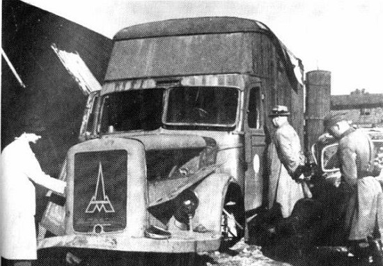 Em 1941, a cidade de Chelmo, na Polônia, presenciou o começo de uma massacre. Soldados alemães empurraram cerca de 80 condenados em um caminhão para o transporte até o campo de concentração. Muitos morreram dentro do caminhão, asfixiados com o monóxido de carbono do veículo.