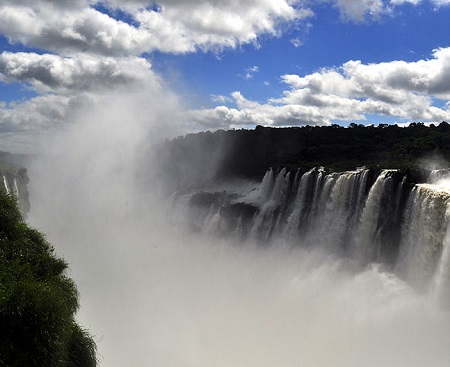 A bacia do rio Paraná está na região mais industrializada do país, onde mora quase um terço da população do Brasil. O Tietê e o Iguaçu são alguns dos rios que fazem parte dessa bacia. (Foto: Wikimedia Commons)