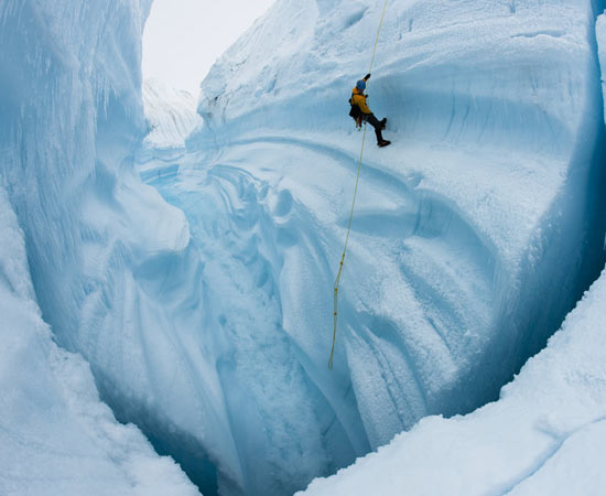 Indicado para o Oscar de Melhor Canção Original (Before my time - J. Ralph), o documentário mostra os esforços do fotógrafo James Balog e sua equipe de pesquisa para divulgar os efeitos das mudanças climáticas e do aquecimento global. Com uma técnica chamada time-lapse (vários minutos acelerados para mostrar mudanças no ambiente), são capturadas imagens que registram as transformações das geleiras do mundo durante vários anos. ESTUDE: AQUECIMENTO GLOBAL. (imagem: reprodução) Indicado para o Oscar de Melhor Canção Original (Before my time - J. Ralph), o documentário mostra os esforços do fotógrafo James Balog e sua equipe de pesquisa para divulgar os efeitos das mudanças climáticas e do aquecimento global. Com uma técnica chamada time-lapse (vários minutos acelerados para mostrar mudanças no ambiente), são capturadas imagens que registram as transformações das geleiras do mundo durante vários anos. ESTUDE: AQUECIMENTO GLOBAL. (imagem: reprodução)