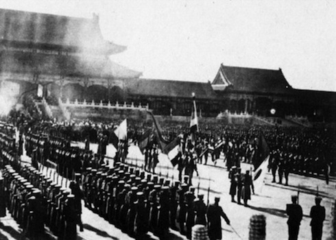 REVOLUÇÃO CHINESA (1911-1949): A revolução começa com a derrubada da dinastia Manchu e a proclamação da República da China e culmina com a Revolução Comunista e a chegada de Mao-Tsé Tung ao poder. REVOLUÇÃO CHINESA (1911-1949): A revolução começa com a derrubada da dinastia Manchu e a proclamação da República da China e culmina com a Revolução Comunista e a chegada de Mao-Tsé Tung ao poder.