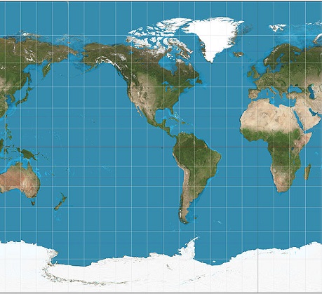 Nessa projeção, as deformações vão ficando maiores quanto maior a latitude. Essa é uma das projeções mais usadas nos mapas-mundi. (Foto: Wikimedia Commons)
