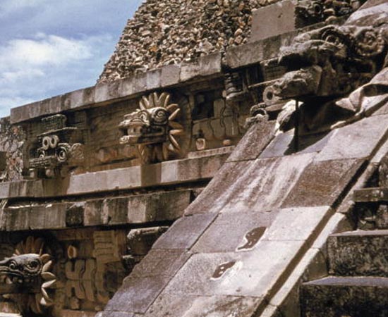 CIVILIZAÇÕES PRÉ-COLOMBIANAS - Estude sobre os maias, os astecas e os incas.