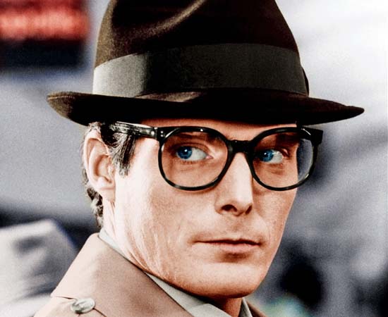 Clark Kent, repórter do Planeta Diário, é o disfarce perfeito para o Super-Homem.