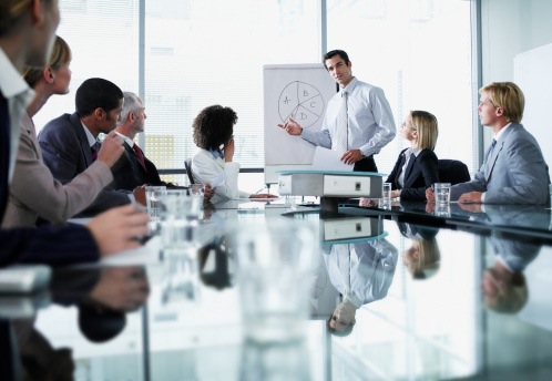 Na carreira de Comunicação Corporativa, o profissional de Marketing realiza ações e produz material de comunicação voltados para o público interno da empresa.