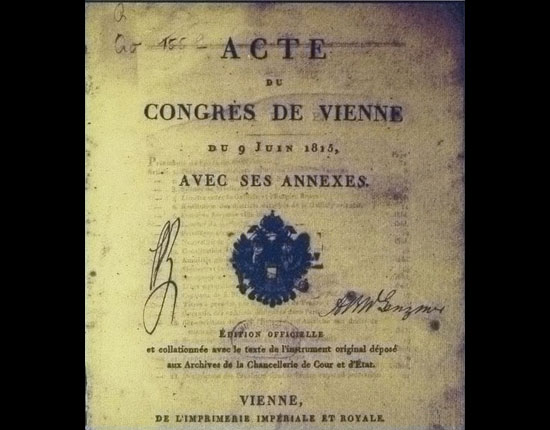Após a derrota de Napoleão na Batalha de Waterloo, o general também foi derrotado politicamente por uma coalização de potências europeias, em 1815. No mesmo ano, esses representantes se reuniram no Congresso de Viena para redefinir o mapa político da Europa e do mundo. O território francês, conquistado por Napoleão, foi redistribuído. Também foi organizada a Santa Aliança, com o objetivo de manter a França sob vigilância, deter novos movimentos revolucionários, abafar manifestações separatistas e garantir o equilíbrio do poder estabelecido entre as potências europeias.<br>Apear das medidas, a partir de 1830, com as Revoluções Liberais, que começaram na França e se espalharam pela Europa, o Estado burguês concretizado por Napoleão foi reerguido, comprovando que as mudanças trazidas pela Revolução Francesa tinham vindo pra ficar. Após a derrota de Napoleão na Batalha de Waterloo, o general também foi derrotado politicamente por uma coalização de potências europeias, em 1815. No mesmo ano, esses representantes se reuniram no Congresso de Viena para redefinir o mapa político da Europa e do mundo. O território francês, conquistado por Napoleão, foi redistribuído. Também foi organizada a Santa Aliança, com o objetivo de manter a França sob vigilância, deter novos movimentos revolucionários, abafar manifestações separatistas e garantir o equilíbrio do poder estabelecido entre as potências europeias.<br>Apear das medidas, a partir de 1830, com as Revoluções Liberais, que começaram na França e se espalharam pela Europa, o Estado burguês concretizado por Napoleão foi reerguido, comprovando que as mudanças trazidas pela Revolução Francesa tinham vindo pra ficar.