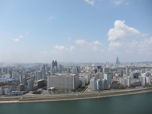 A Coreia do Norte é um das nações mais fechadas do mundo. A ditadura que controla o país impede a liberdade de expressão. Frequentemente o programa nuclear para fins bélicos gera instabilidade na região. Por conta do boicote internacional, é um país pobre, que recebe muitas doações de China e Córeia do Sul. (Foto: Wikimedia Commons)